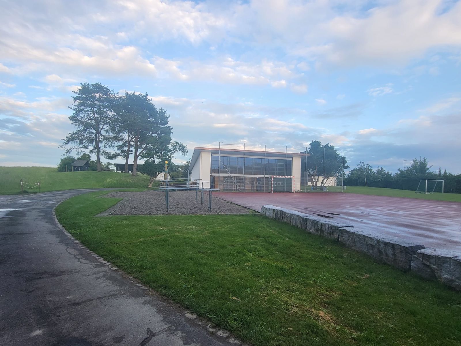 Zufahrt zur Turnhalle mit Allwetterplatz